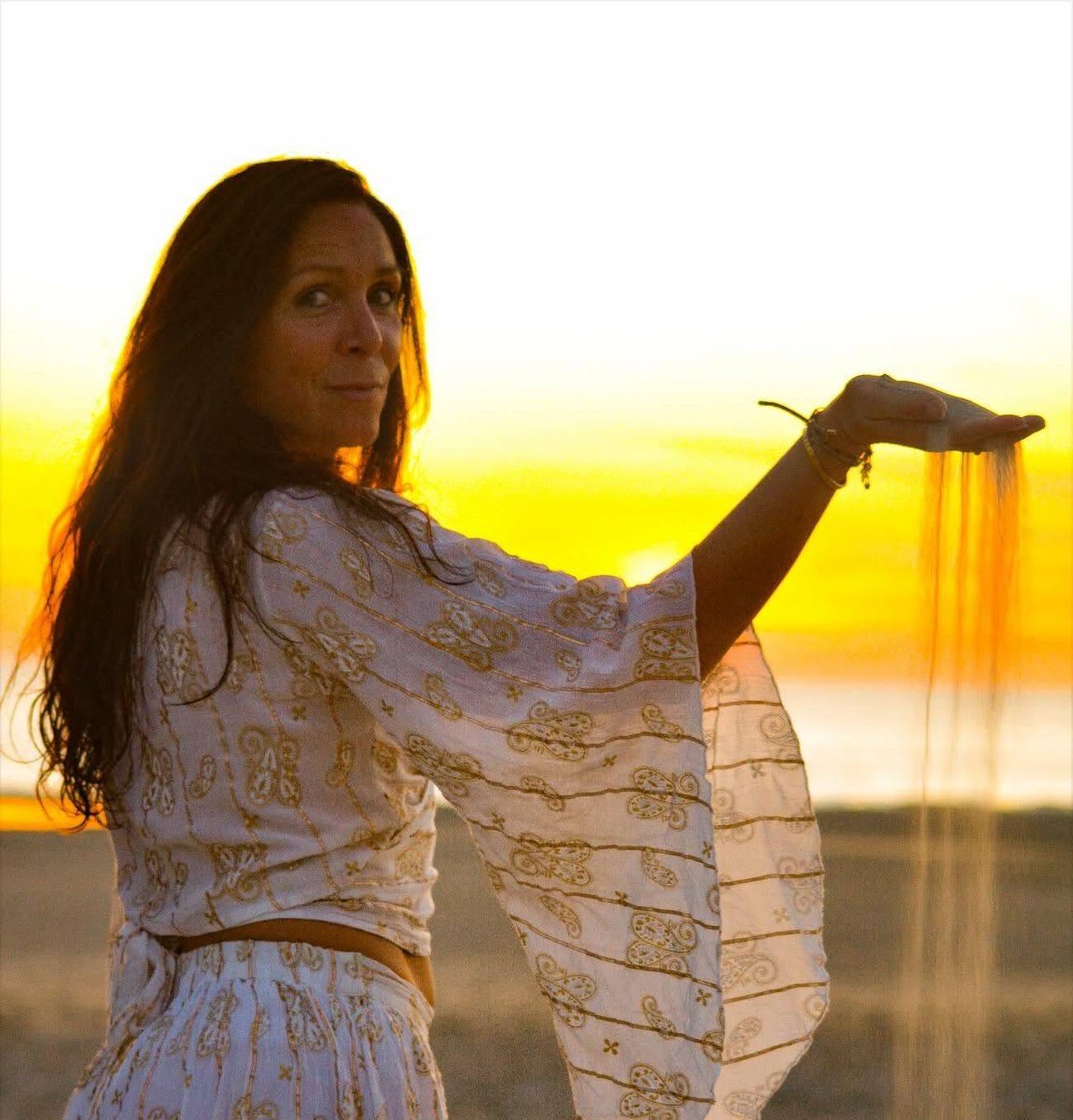 Aurélie, créatrice du Fil d'Auré, au bord de la mer au coucher du soleil