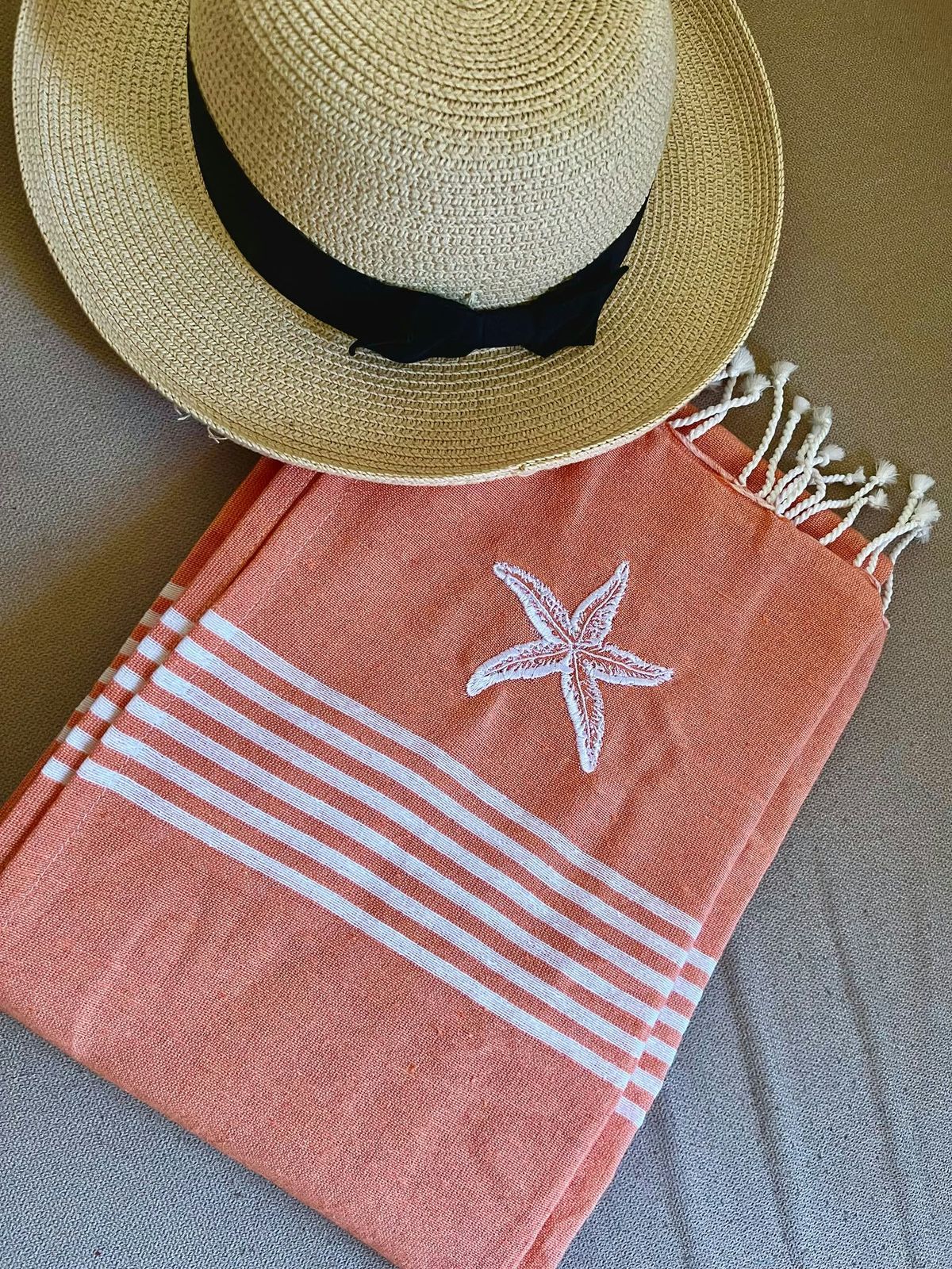 Fouta corail brodée d'une étoile de mer